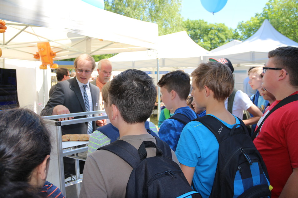 Projektleiter Dominik Geier von der TU München erläutert Schülern die Funktionsweise der Ultraschall-Methode.
