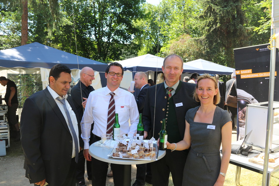 Standbesetzung, nach getaner Arbeit: TUM-Projektleiter Dr. Mohamed Hussein, MAJA-Vertriebsleiter Joachim Schelb, TUM-Lehrstuhlleiter Prof. Thomas Becker und FEI-Referentin Daniela Kinkel.