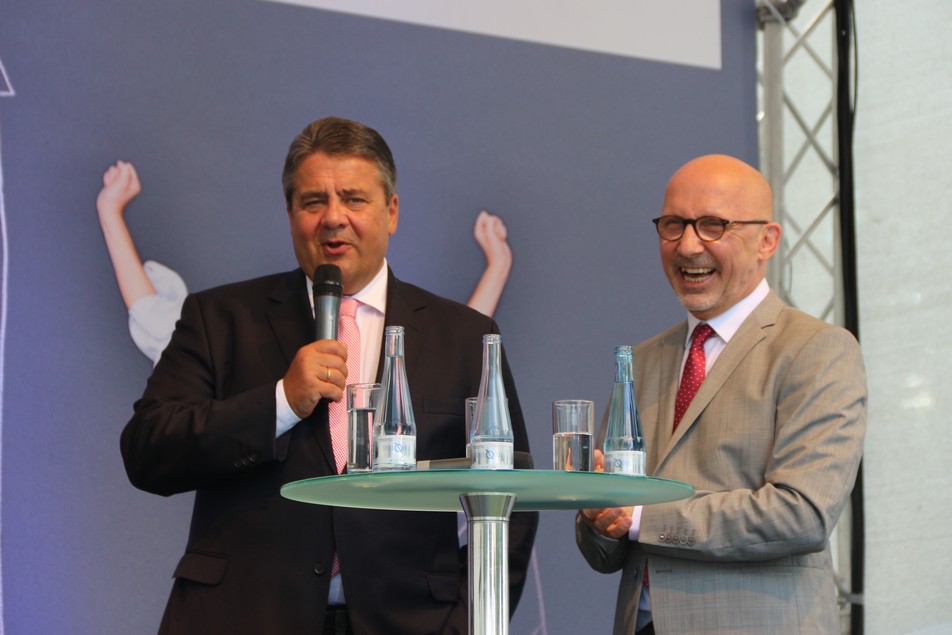 Bundeswirtschaftsminister Sigmar Gabriel eröffnet den Innovationstag Mittelstand. Rechts: Der Moderator Stephan Pregizer.