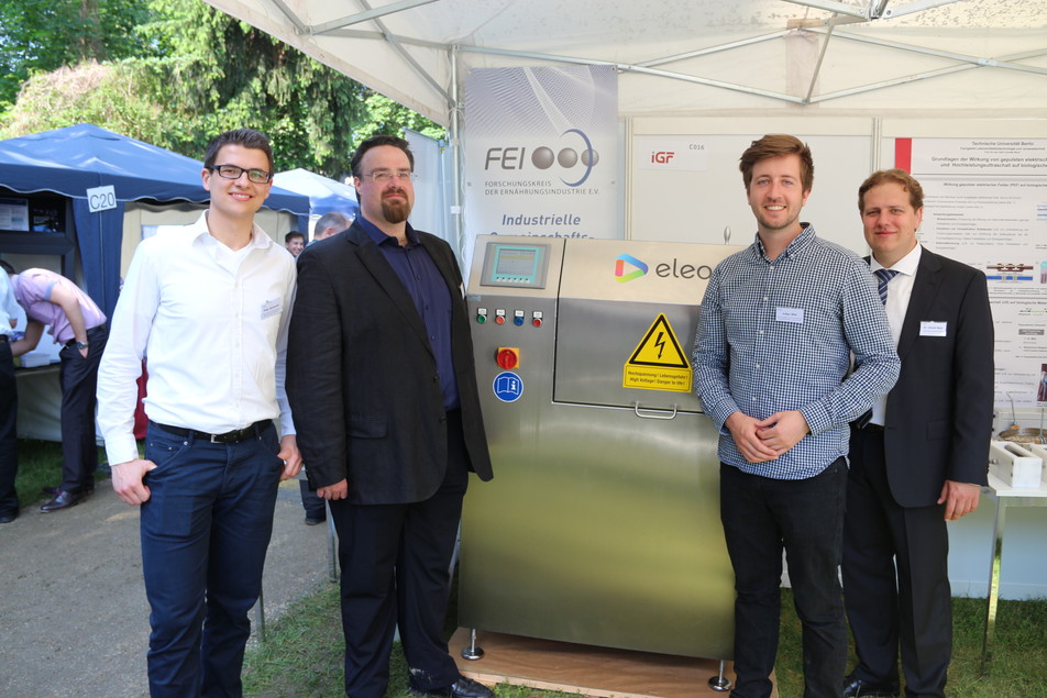 Am FEI-Stand arbeiten Nachwuchskräfte aus Wirtschaft und Wissenschaft eng zusammen: Elea-Werkstudent Philip Giersemehl, TUB-Doktorand Erik Voigt, Elea-R&D-Mitarbeiter Julian Witt und TUB-Mitarbeiter Dr. Daniel Baier.