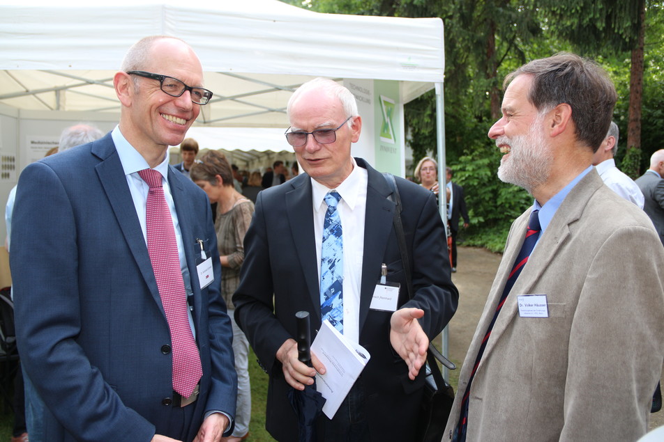 Im Gespräch am FEI-Stand C16: AiF-Geschäftsführer Dr. Burkhard Schmidt,  BMWi-Mitarbeiter Dr. Reinhard Jensch und FEI-Geschäftsführer Dr. Volker Häusser.