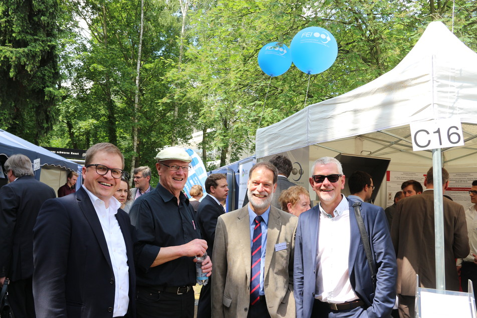 "Meeting Point" FEI-Stand: FKM-Projektleiter Martin Nitsche, IVLV-Vorstandsvorsitzender Prof. Albrecht Ostermann, FEI-Geschäftsführer Dr. Volker Häusser und FKM-Geschäftsführer Dietmar Goericke.