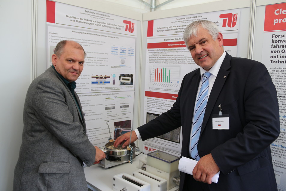 Ingo Jänich, Geschäftsführer von Ingo Jänich Ultraschall + Technologien, demonstriert MdB Hermann Färber konkrete Anwendungsmöglichkeiten der IGF-Forschung.