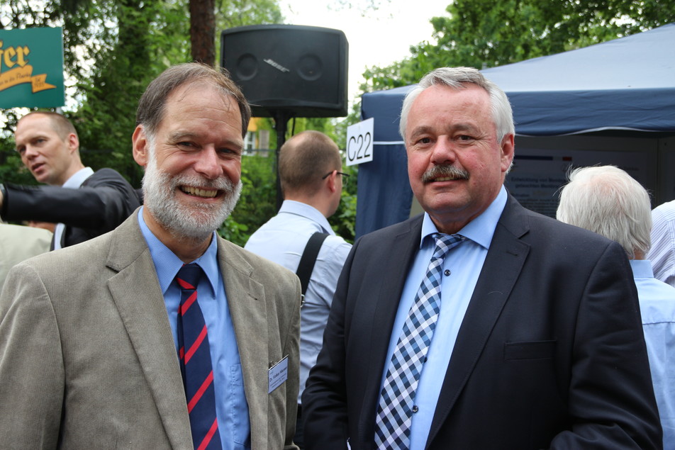 Dr. Volker Häusser, Geschäftsführer des FEI, freut sich über das Interesse von Dr. Erwin Flender, Vorsitzender des Aufsichtsrats der AiF, an den Exponaten des FEI.