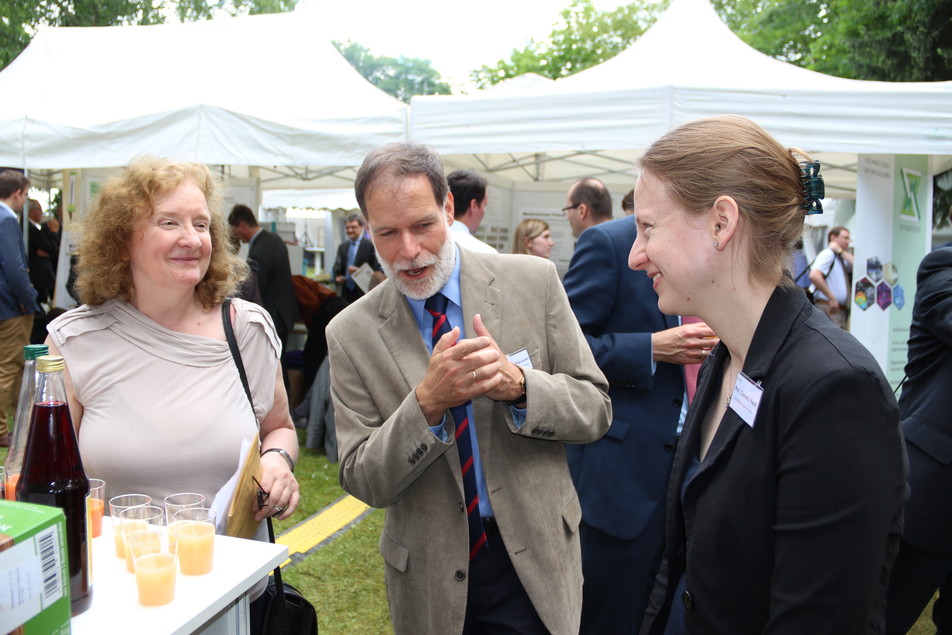 RegDir'in Dr. Margaretha Neudecker, seit 1.6. im BMWi zuständig für die Industrielle Gemeinschaftsforschung (IGF), lässt sich von FEI-Geschäftsführer Dr. Volker Häusser und TUB-Direktorin Prof. Dr. Cornelia Rauh die IGF-Ergebnisse erläutern.