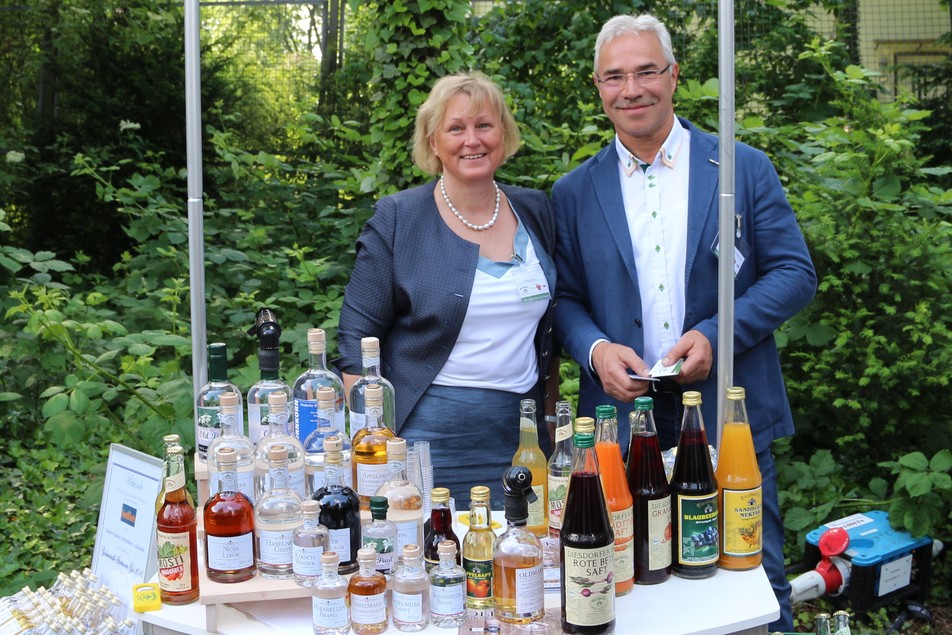 Tatiana und Stefan Schulz von der Diesdorfer Süßmost-, Weinkelterei & Edeldestille GmbH – einem im FEI-Netzwerk aktiven Unternehmen – lassen zahlreiche Produkte ihres Hauses verkosten.