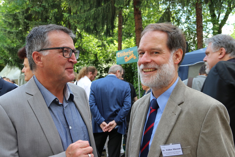 Ein gern gesehener Gast auf dem FEI-Stand: IFF-Geschäftsführer Rolf-Michael Blume im Gespräch mit seinem FEI-Kollegen Dr. Volker Häusser.