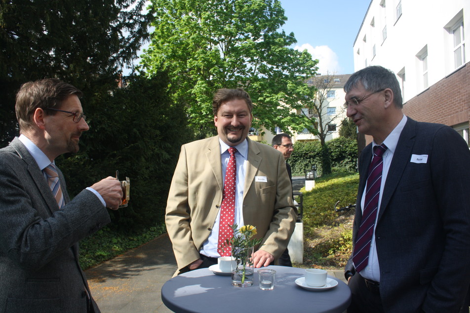 Pausengespräche unter freiem Himmel: Gideon Rath (chem. Fabrik Budenheim KG, Budenheim), Stephan Busche (Welding GmbH & Co. KG, Hamburg) und Walter Notar (J. M. Voith GmbH & Co. Beteiligungen KG, Heidenheim).