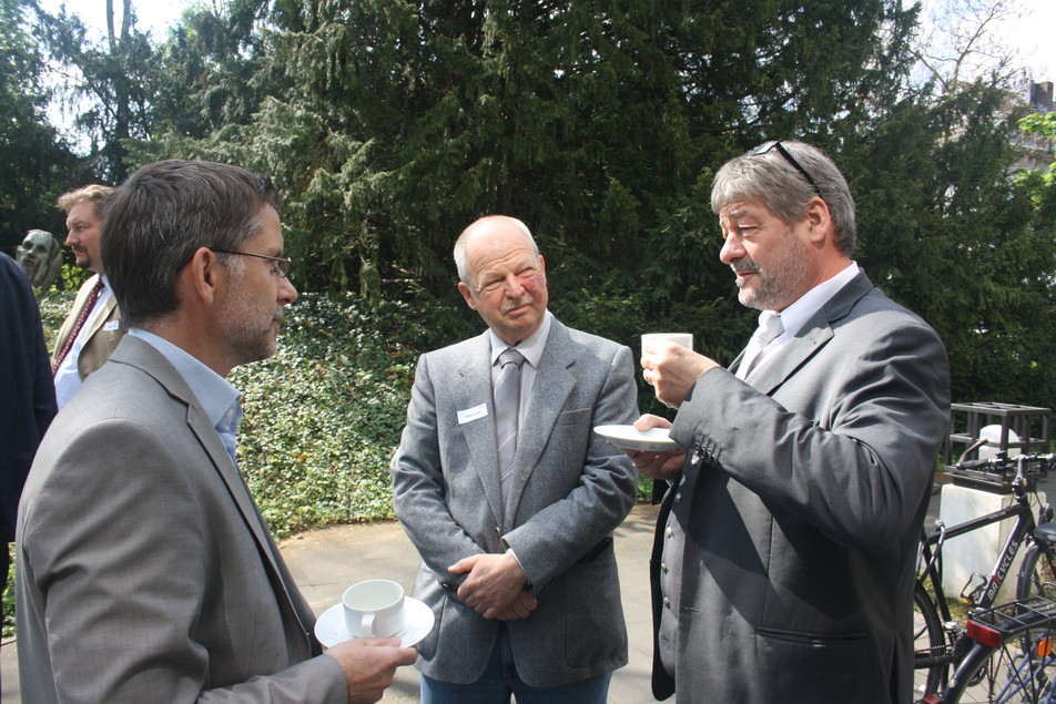 Kaffeepause in der Sonne: Dr. Axel Ruttkat (Haus Rabenhorst O. Lauffs GmbH & Co. KG, Unkel), Martin Werner (riha WeserGold Getränke GmbH & Co. KG, Rinteln) und Hans Mario Dechent (Eckes Granini Group GmbH, Nieder-Olm).