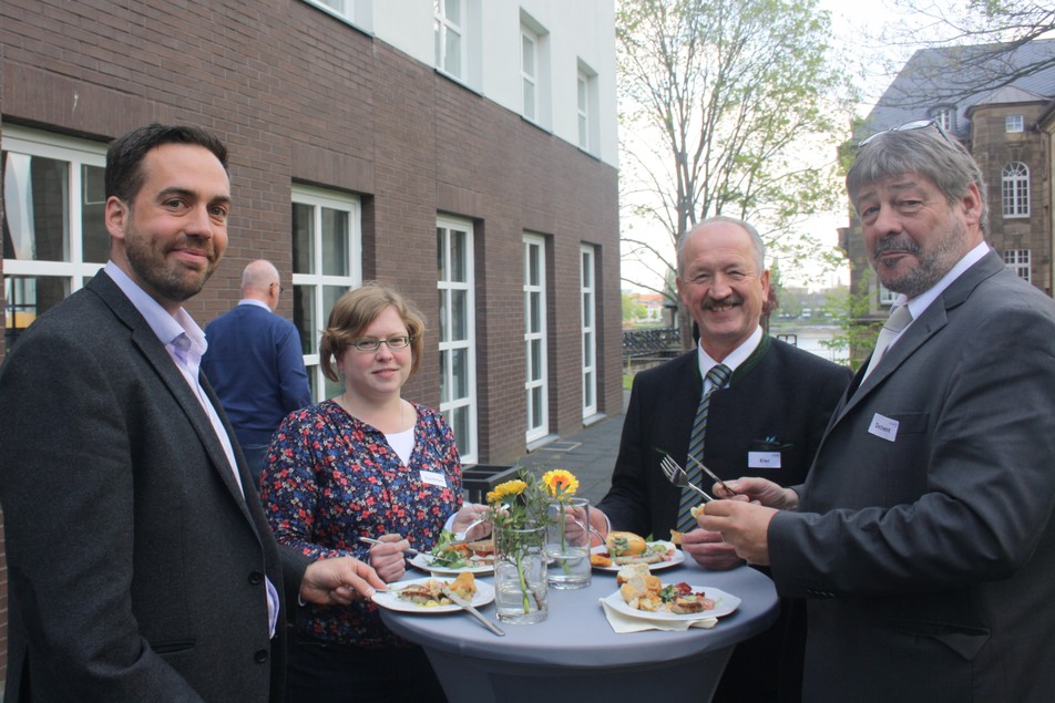 Outdoor-Stehtischgespräche: Dr. Sebastian Schalow und Friederike Gutöhrlein (beide TU Berlin) im Gespräch mit Dr. Adolf Kler (Martin Bauer GmbH & Co. KG, Vestenbergsgreuth) und Hans Mario Dechent (Eckes Granini Group GmbH, Nieder-Olm).