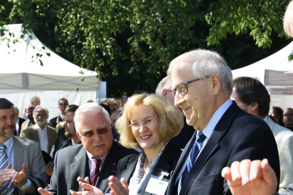 Klatschen Beifall zur Begrüßungsansprache: Bundeswirtschaftsminister Rainer Brüderle, AiF-Hauptgeschäftsführerin Prof. Stefanie Heiden und  AiF-Altpräsident Johann Wilhelm Arntz (von rechts nach links).