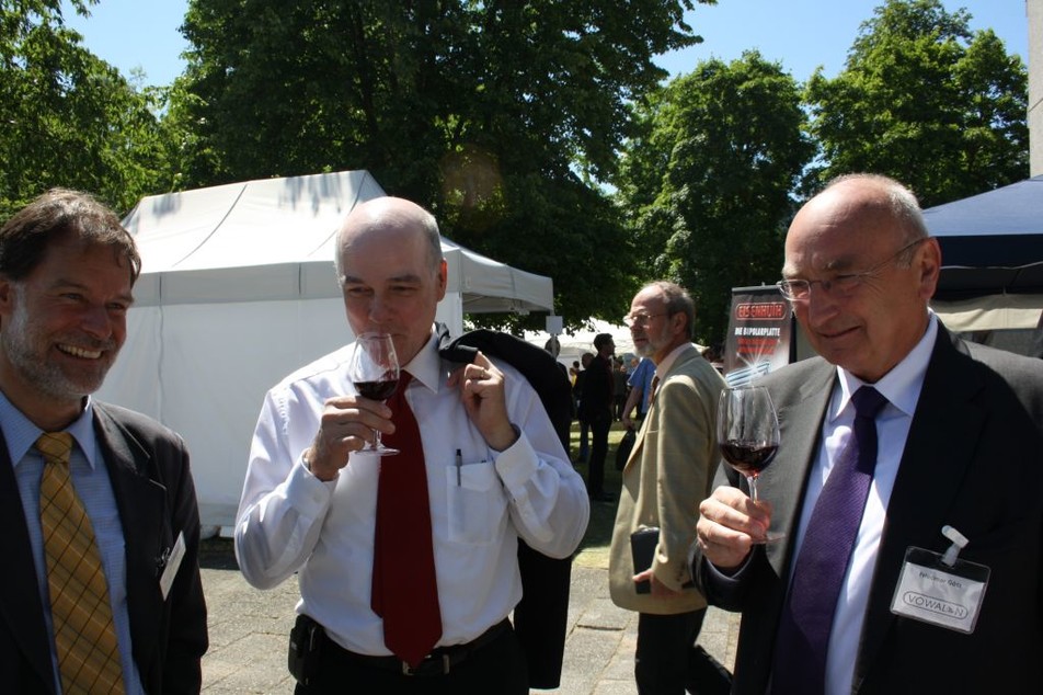 Gute Rotweine zu bezahlbaren Preisen durch Mikrooxygenierung: FEI-Geschäftsführer Dr. Volker Häusser, AiF-Präsident Dr. Thomas Gräbener und Vowalon-Geschäftsführer Friedmar Götz.