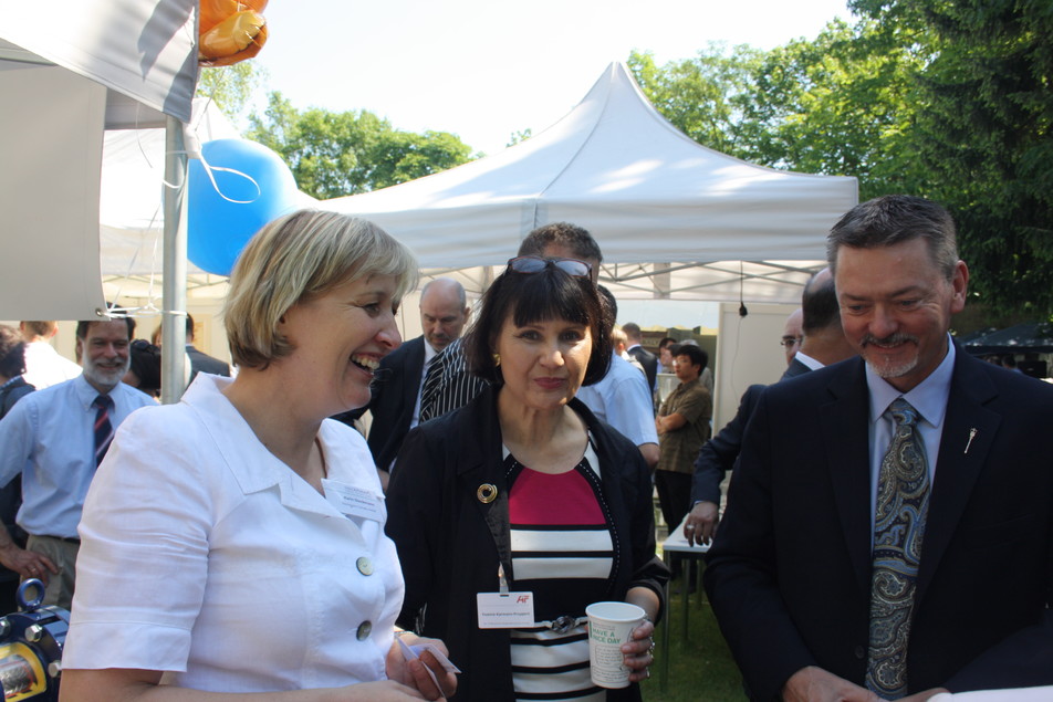 Dem kanadischen Gast gefiel das Exponat des FEI: Doug Horner, President of Treasury Board and Minister of Finance der Provinz Alberta/Kanada (rechts) im Gespräch mit Karin Dieckmann, Dieckmann GmbH & Co. (links) und AiF-Präsidentin Yvonne Karmann-Proppert (Mitte).