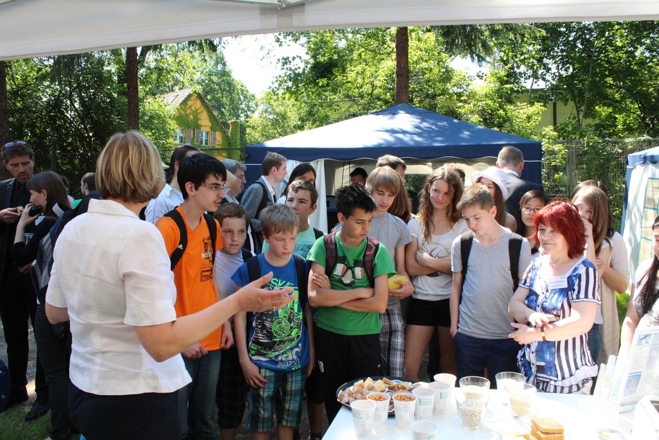 Auch Schulklassen kamen gerne zum Stand C19. Hier gab es nicht nur interessante Forschungsergebnisse, sondern auch leckere Muffins!