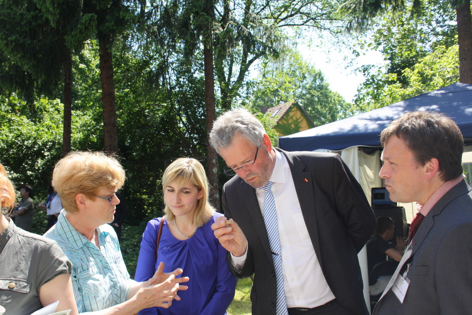 MdB Nina Warken (2. von links) und MdB Alois Gerig (2. von rechts) konnten sich davon überzeugen: Nicht nur Muffins, auch Brot aus Gerstenmehl ist gesund und schmackhaft! (links Helga Woltersdorf, ILU).