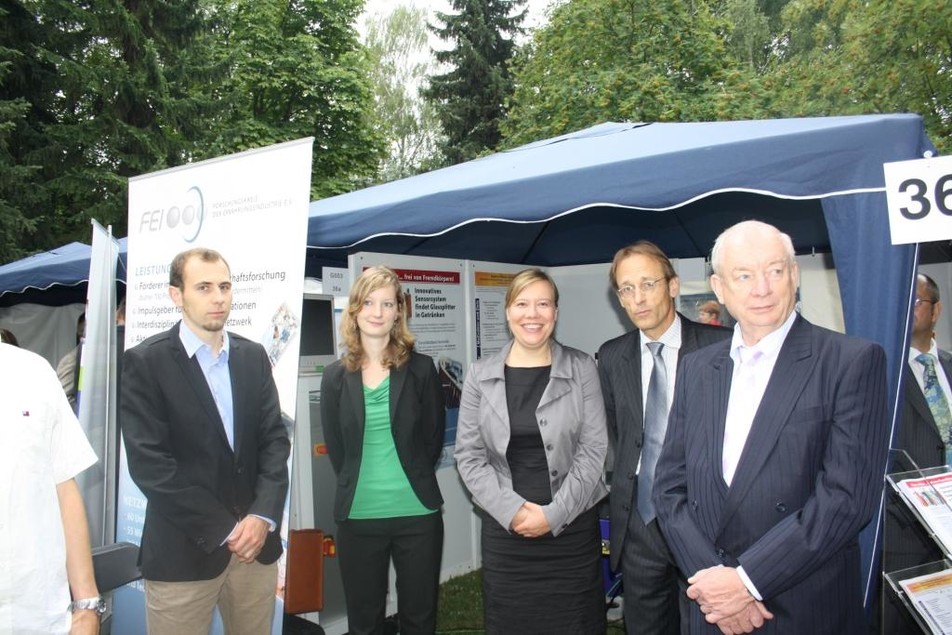 Ein gut besetzter FEI-Stand: Hannes Köhler (TU Dresden, im Auftrag des Fraunhofer-AVV), Jessica Weyer und Judith Forstner (beide Uni Erlangen) sowie Prof. Kurt Spiegelmacher und Edgar Wagener (beide Syscona Kontrollsysteme GmbH).