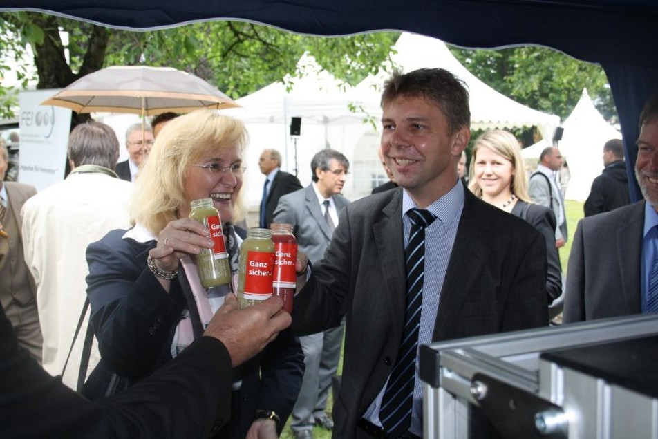 Anstoßen auf die Industrielle Gemeinschaftsforschung! AiF-Chefin Prof. Stefanie Heiden und BMWi-Abteilungsleiter Dr. Sven Halldorn.