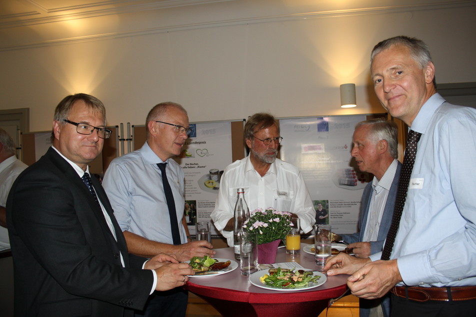 Nutzen die Kaffeepause für Gespräche: Dr. Jörg Kowalczyk (Südzucker AG), Dr. Thomas Roick (Jäckering Mühlen- und Nahrungsmittelwerke GmbH), Prof. Dr. Siegfried Scherer (TU München), Prof. Dr. Meinolf Lindhauer (vormals Max-Rubner-Institut) und Prof. Dr. Ulrich Fischer (DLR Rheinpfalz).