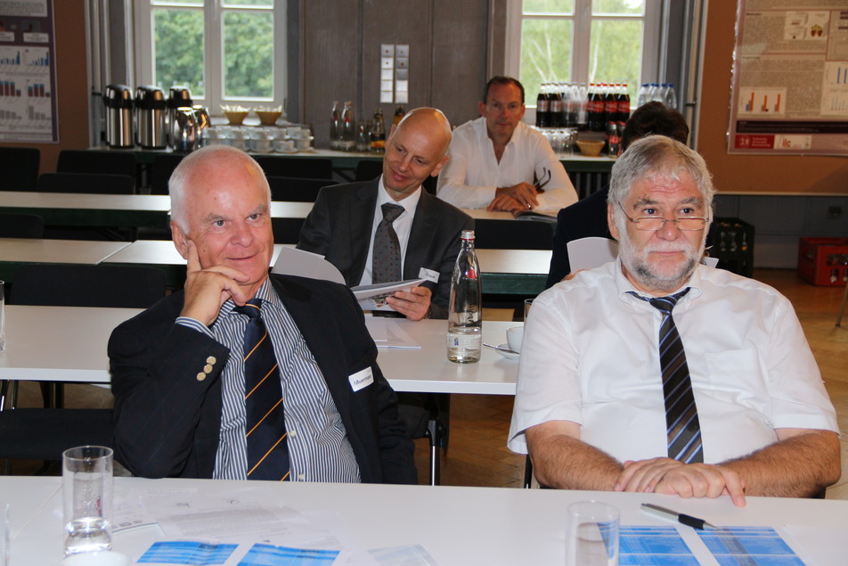 Hanns-Erwin Muermann und Prof. Dr. Dr. Peter Schieberle während der Mitgliederversammlung. Im Hintergrund: Dirk Clauß (Nordzucker AG) und Prof. Dr. Markus Fischer (Universität Hamburg).