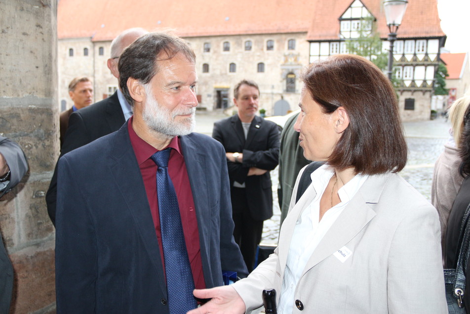 FEI-Geschäftsführer Dr. Volker Häusser im Gespräch mit Prof. Dr. Monika Ehling-Schulz (Veterinärmedizinische Universität Wien).