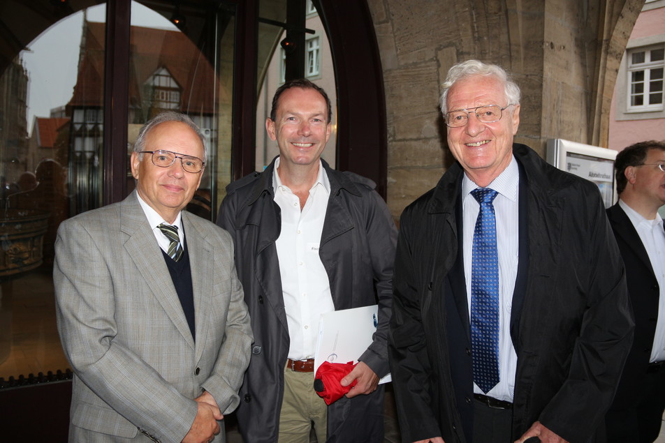 Genießen den musikalischen Empfang: Prof. Dr. Gerald Muschiolik (Potsdam), Prof. Dr. Markus Fischer (Universität Hamburg) und Prof. Dr. Helmar Schubert (vormals Karlsruher Institut für Technologie).