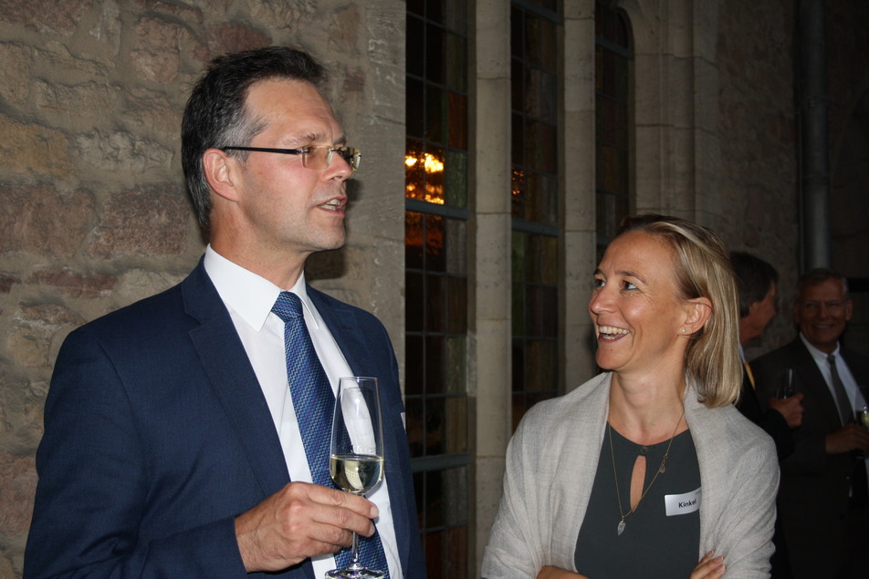 In der Dornse des Altstadtrathauses: Dr. Götz Kröner (FEI-Vorsitzender) und Daniela Kinkel (PR-Referentin des FEI).
