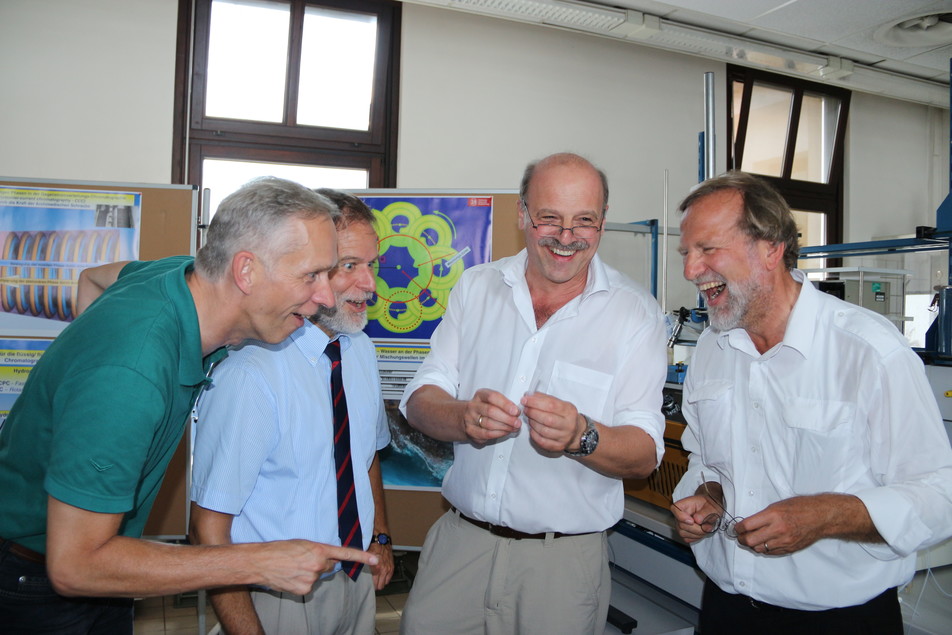 Viel Grund zur Freude: Das bietet die Besichtigung des Instituts für Lebensmittelchemie der TU Braunschweig Prof. Dr. Dr. Jörg Hinrichs, Dr. Volker Häusser, Prof. Dr. Peter Winterhalter und Prof. Dr. Siegfried Scherer.