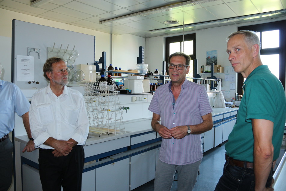 Prof. Dr. Ulrich Engelhardt (Mitte) erläutert Prof. Dr. Siegfried Scherer und Prof. Dr. Dr. Jörg Hinrichs, an welchen Forschungsprojekten er aktuell arbeitet.