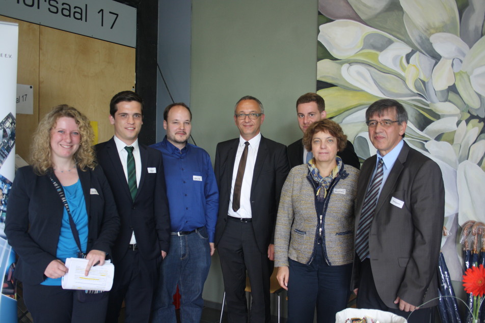 Warten auf das Diskussionsergebnis des Wissenschaftlichen Ausschusses: Dipl.-Ing. Frauke Groß, Dipl.-Ing. Stefan Hubert, beide aus der Arbeitsgruppe von Prof. Dr. Antonio Delgado (ganz rechts), Frank Schulze, Prof. Dr. Jens-Peter Majschak (Mitte), Dip.-Ing. André Boye und Dr. Erika Hinzmann.