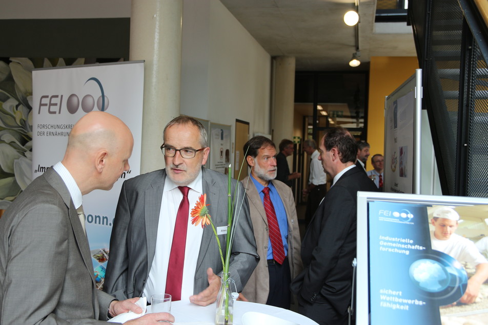 Blick ins Foyer während der Pause: Dirk Clauß und Jürgen Ahlers, im Hintergrund FEI-Geschäftsführer Dr. Volker Häusser und Prof. Dr. Markus Fischer.