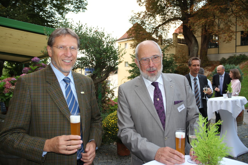 Ein wohl verdientes Feierabendbier nach langem Sitzungstag: Dr. Manfred Dirndorfer, CMD München und Prof. Dr. Dr. Friedrich Meuser, TU Berlin.