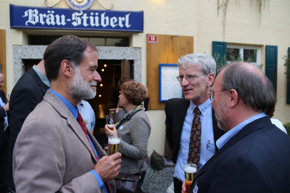 FEI-Geschäftsführer Dr. Volker Häusser begrüßt Prof. Dr. Ulrich Kulozik und Prof. Dr. Dr. Erwin Märtlbauer vor dem Bräu-Stüberl.