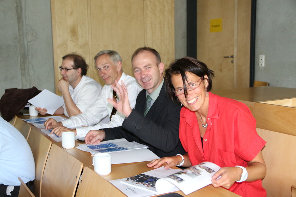 Gutgelaunte Professorin mit drei Kollegen: Prof. Dr. Heike Schuchmann, Prof. Dr. Thomas Becker, Prof. Dr. Dr. Jörg Hinrichs und Prof. Dr. Jochen Weiß (von rechts).