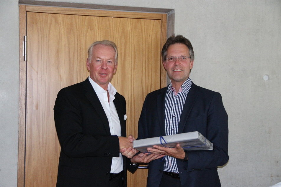 Dankeschön für das Engagement im Vorstand: Dr. Johannes Baensch (Nestlé Skin Health) erhält von Dr. Götz Kröner (FEI-Vorsitzender) ein Buchgeschenk.