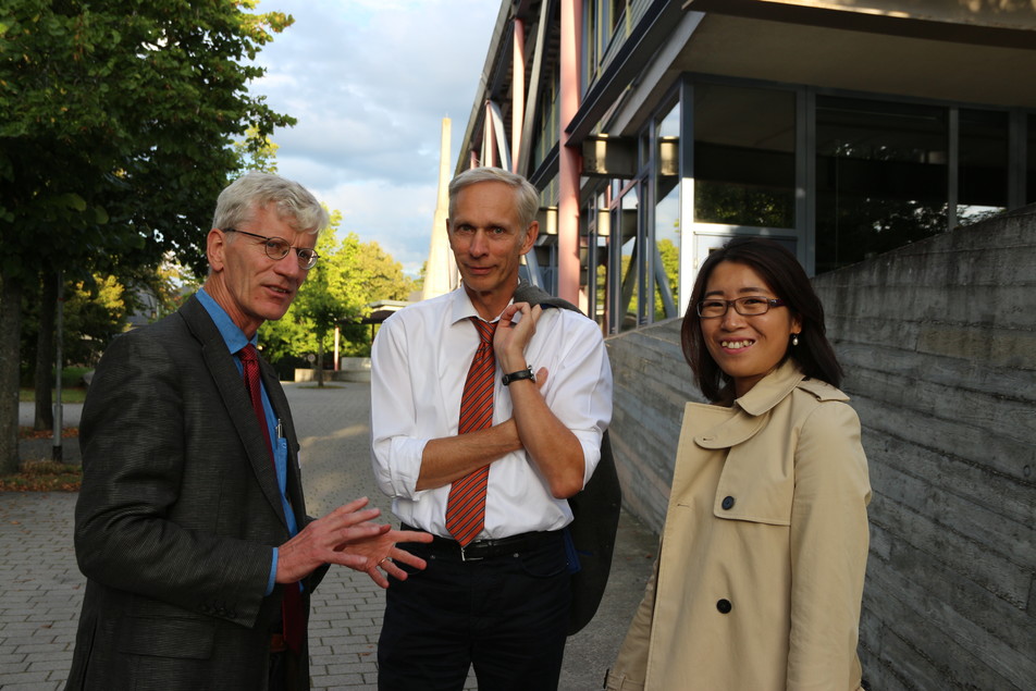 Auf dem Weg zum Abendempfang: Prof. Ulrich Kulozik (TU München), Prof. Jörg Hinrichs und Prof. Yanyan Zhang (beide Uni Hohenheim).