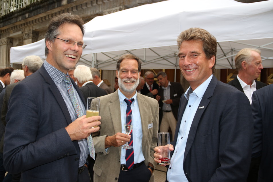 Freuen sich über die vielen Gäste beim Abendempfang: Dr. Götz Kröner und Dr. Volker Häusser, hier mit Prof. Dr. Jan Fritsche (MRI).