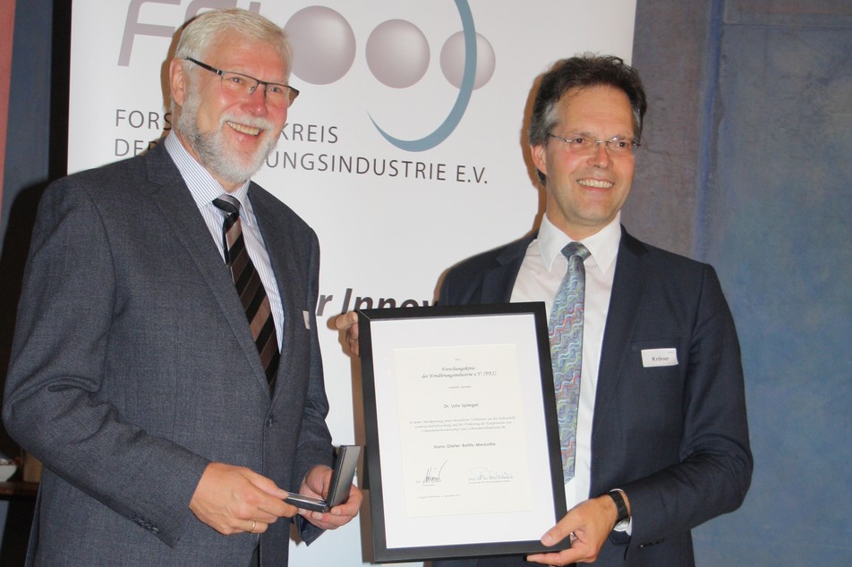 Dr. Udo Spiegel und Dr. Götz Kröner bei der Übergabe der Hans-Dieter-Belitz-Medaille.