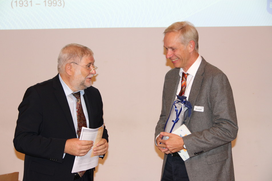 Statt eines Ständchens: Der WB-Vorsitzende des FEI Prof. Peter Schieberle gratuliert seinem Stellvertreter Prof. Jörg Hinrichs (Uni Hohenheim) zu seinem Geburtstag.
