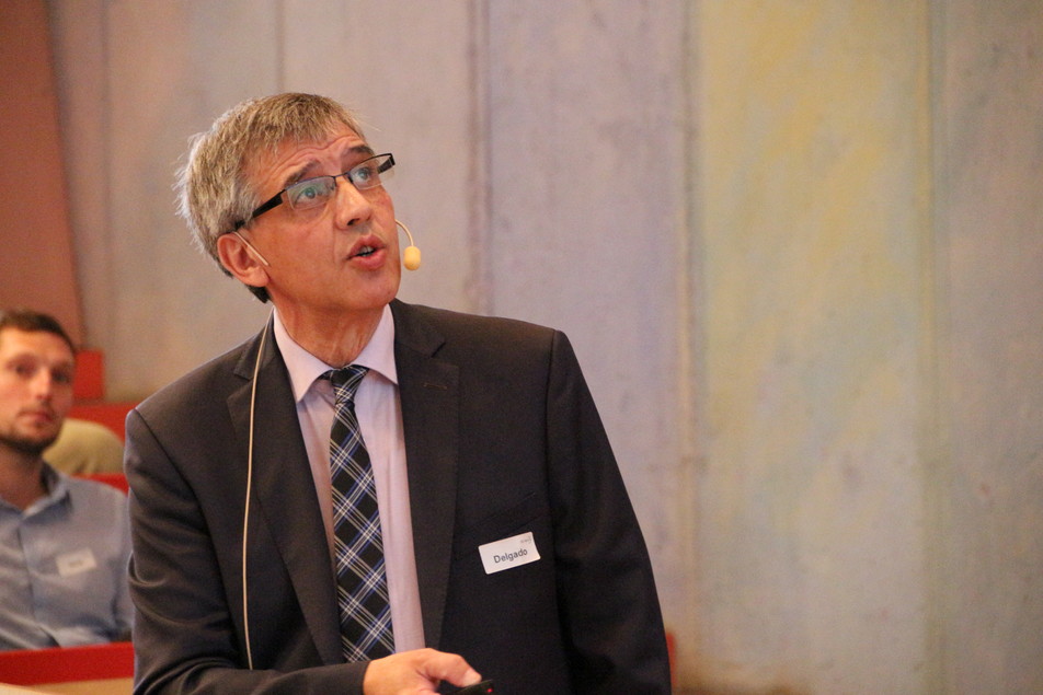 Prof. Antonio Delgado (Uni Erlangen-Nürnberg) bei seinem Vortrag zu energieeffizientem Backen.