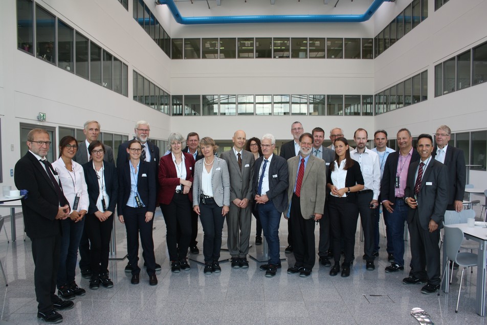 Nach der Führung durch den Technologiefabrik Scharnhausen der Festo AG & Co. KG: Die Teilnehmer der Betriebsbesichtigung erhielten spannende Einblicke in die Steuerungs- und Automatisierungstechnik.