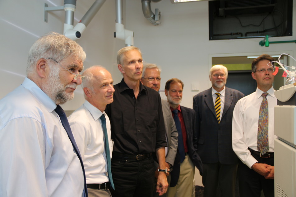 Besichtigten das Geisenheimer Institut für Weinanalytik und Getränkeforschung: Prof. Dr. Dr. Peter Schieberle, Dr. Claus Günther, Prof. Dr. Dr. Jörg Hinrichs, Harald Jancke, Dr. Volker Häusser, Dr. Udo Spiegel und Dr. Götz Kröner.