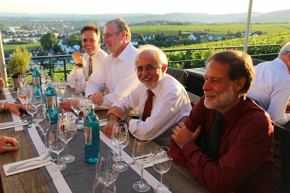 Abendessen des FEI-Vorstands in der Abendsonne auf Schloss Johannisberg: Dr. Götz Kröner, Dr. Mike Eberle, Prof. Dr. Hans-Ulrich Endreß und Dr. Volker Häusser.
