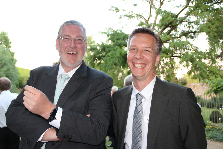 Sind bestens gelaunt auf Schloss Vollrads: Dr. Mike Eberle (Carl Kühne KG (GmbH & Co.)) und Dr. Jan Jacobi (FEI).