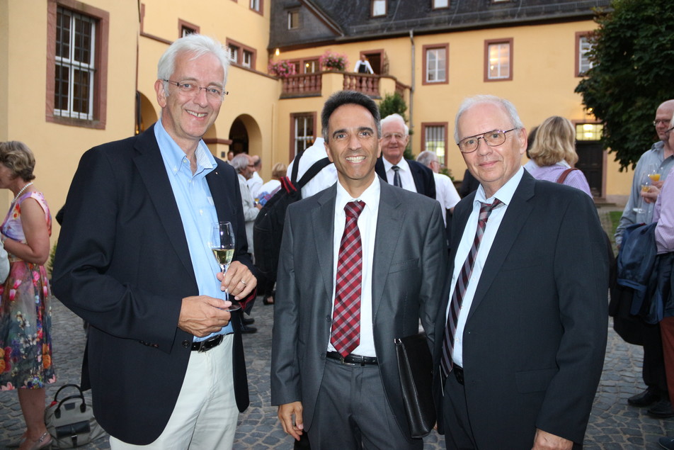 Beim Sektempfang auf Schloss Vollrads: Prof. Dr. Jens Voigt (Hochschule Trier), Dr. Salvatore Venneri (Ferrero oHG mbH)  und Prof. Dr. Gerald Muschiolik (vorm. Universität Jena).