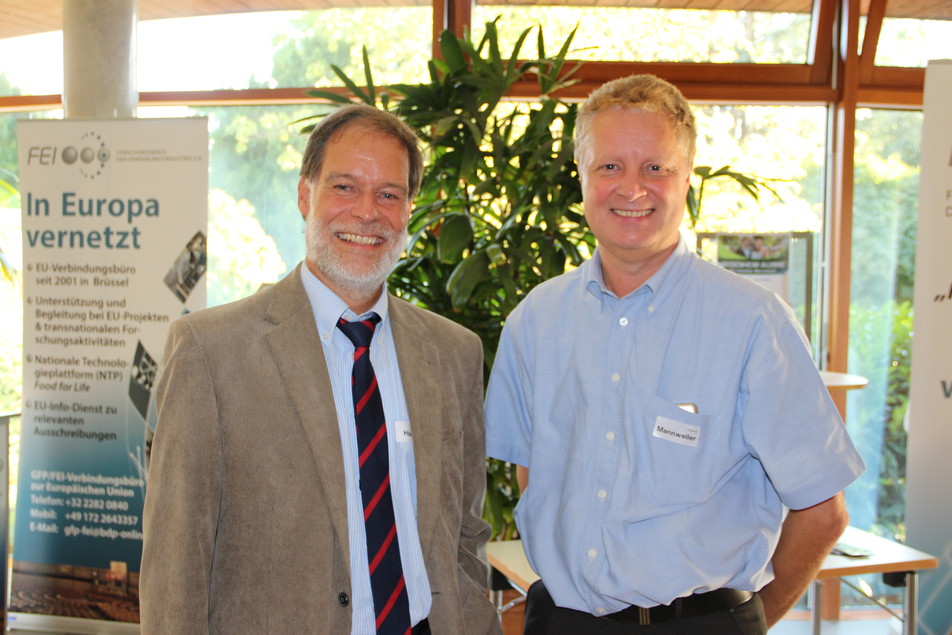 Im Foyer des Campusgebäude: FEI-Geschäftsführer Dr. Volker Häusser im Gespräch mit Dr. Klaus Mannweiler (GEA Westfalia Separator Group GmbH).