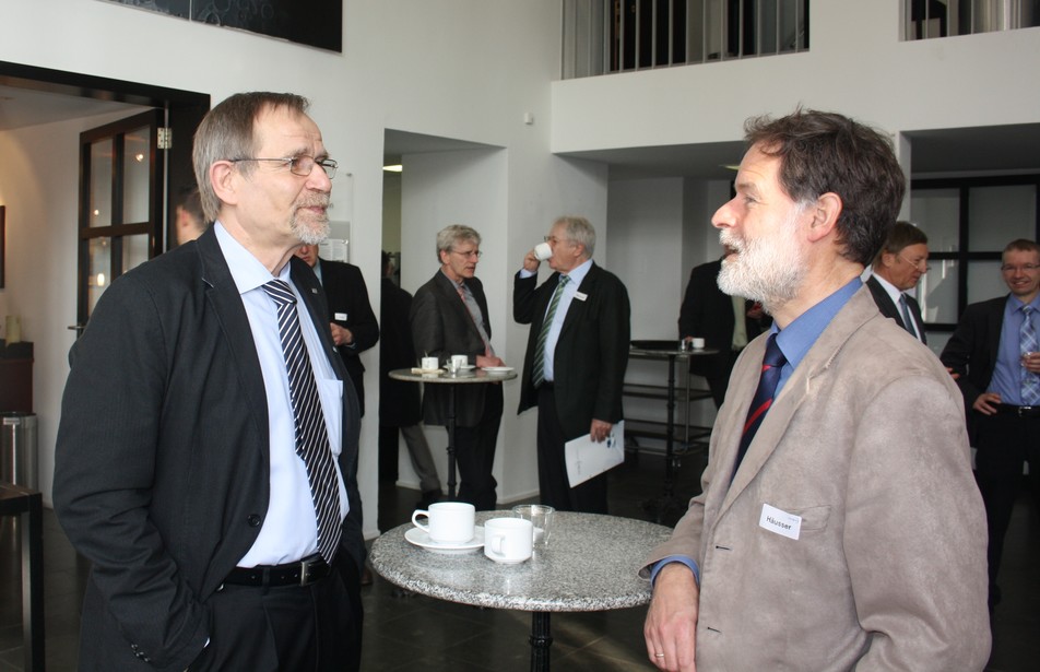 Prof. Karl-Heinz Rosenwinkel (links) erläutert FEI-Geschäftsführer Dr. Volker Häusser (rechts) die nächsten Schritte im Rahmen seines aktuellen FEI-Projektes "OptiKERN".