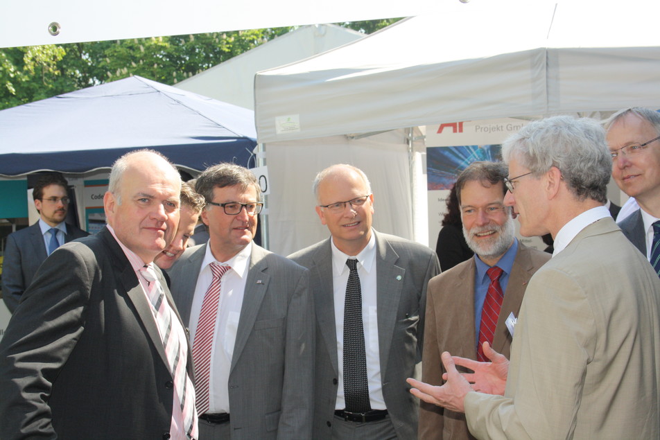 Geschäftsführerkollegen der AiF-Mitgliedsorganisationen im Gespräch mit Prof. Dr. Ulrich Kulozik (2. von rechts) vom Wissenschaftszentrum Weihenstephan:  Prof. Dr. Michael Stoll (FILK, Freiberg); Rolf-Michael Blume (IFF, Braunschweig), Dr. Stefan Haep (IUTA, Duisburg), FEI-Geschäftsführer Dr. Volker Häusser, AiF-Aufsichtsratmitglied Dr. Andreas Zielonka (FEM, Schwäbisch-Gemünd) (von links).