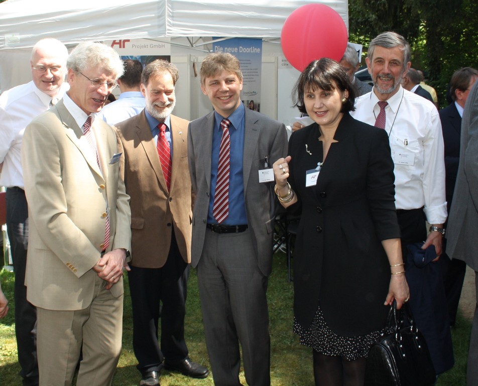 Gute Laune am FEI-Stand (von links): ZIM-Referent Dr. Uwe Sukowski (BMWi), Prof. Dr. Ulrich Kulozik, verantwortlicher Wissenschaftler des vorgestellten FEI-Projekts, Dr. Volker Häusser, Dr. Sven Halldorn, Abteilungsleiter für Technologiepolitik im BMWi, AiF-Präsidentin Yvonne Proppert und MinDirig Dr. Rainer Jäkel (BMWi).