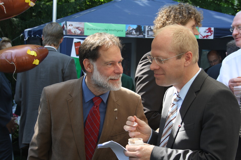 Das schmeckt! AiF-Vizepräsident Dr. Eduard Neufeld (rechts) genießt das Eis am FEI-Stand.