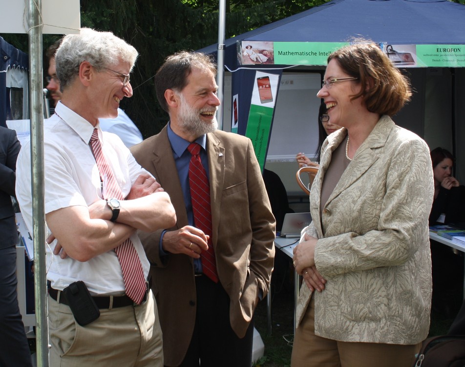 Ein gern gesehener Stammgast am FEI-Stand: Auch in diesem Jahr informiert sich RD'in Ullrike Blankenfeld vom BMWi über das Exponat des Forschungskreises.